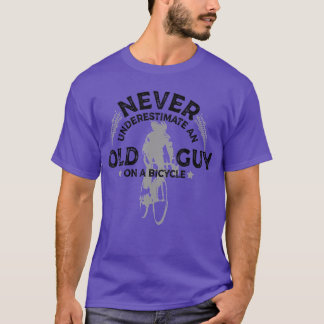 Underskatta aldrig en gammal kille på en cykel t shirt