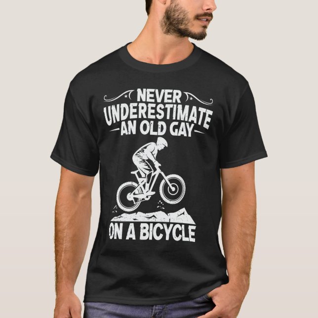 Underskatta aldrig en gammal kille på en cykelgåva t shirt (Framsida)