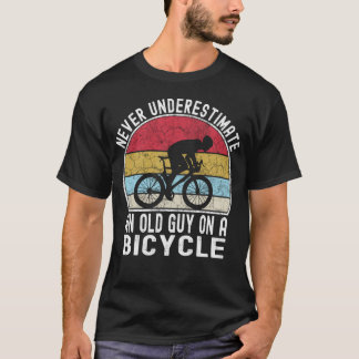 Underskatta aldrig en gammal kille på en cykellusk t shirt