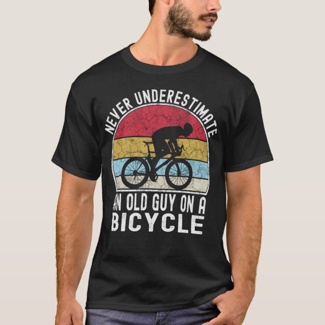 Underskatta aldrig en gammal kille på en cykellusk t shirt (Framsida)