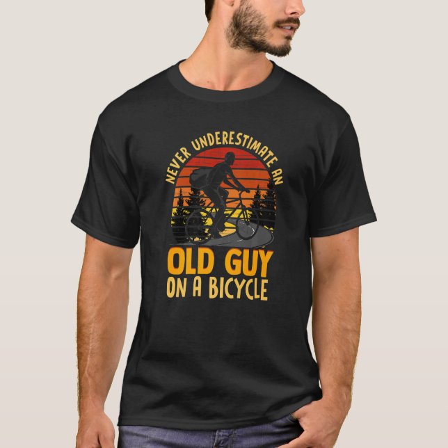 Underskatta aldrig en gammal kille på en cykelvint t shirt (Framsida)