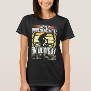 Underskatta aldrig en gammal kille på en E-Bike 1 T Shirt