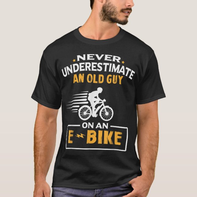 Underskatta aldrig en gammal kille på en E-Bike-bi T Shirt (Framsida)