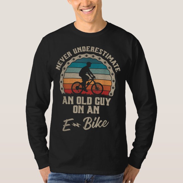 Underskatta aldrig en gammal kille på en E-Bike-bi T Shirt (Framsida)