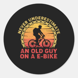 Underskatta aldrig en gammal kille på en E-Bike Runt Klistermärke