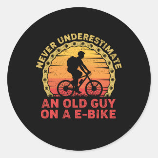 Underskatta aldrig en gammal kille på en E-Bike Runt Klistermärke