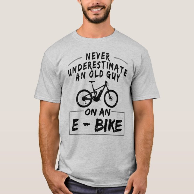 Underskatta aldrig en gammal kille på en E-Bike! T Shirt (Framsida)