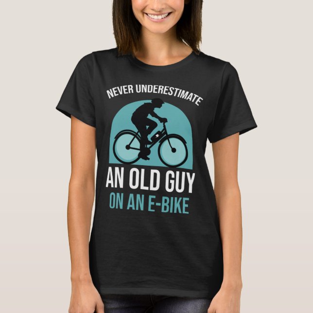 Underskatta aldrig en gammal kille på en E-Bike T Shirt (Framsida)