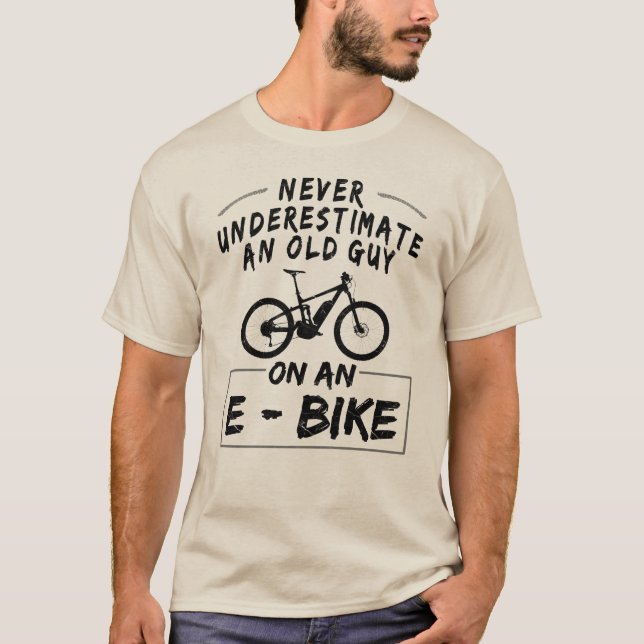 Underskatta aldrig en gammal kille på en E-Bike! T T Shirt (Framsida)