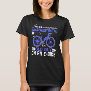 Underskatta aldrig en gammal kille på en e-bike-vä t shirt