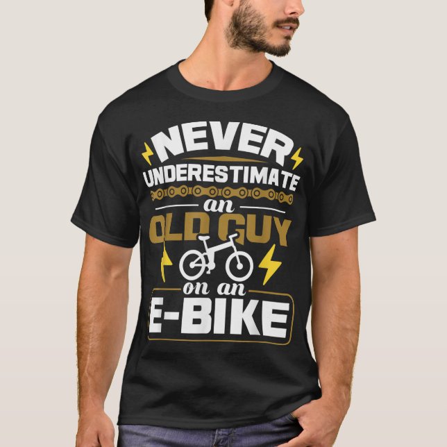 Underskatta aldrig en gammal kille på en E-Bike-vä T Shirt (Framsida)