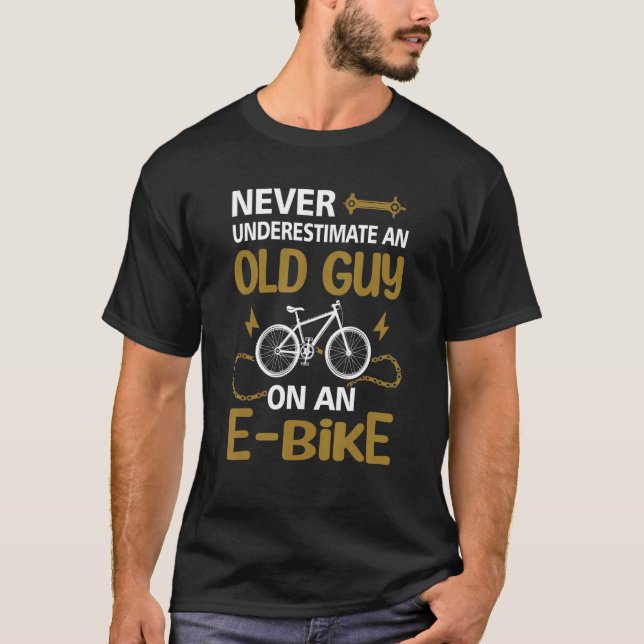Underskatta aldrig en gammal kille på en e-bike-vä t shirt (Framsida)