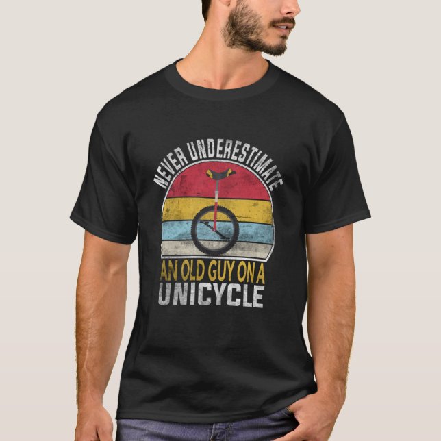 Underskatta aldrig en gammal kille på en Unicle-yn T Shirt (Framsida)