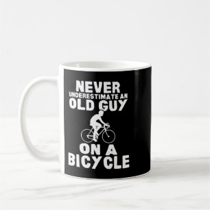 Underskatta aldrig en gammal kille på ett cykelgif kaffemugg