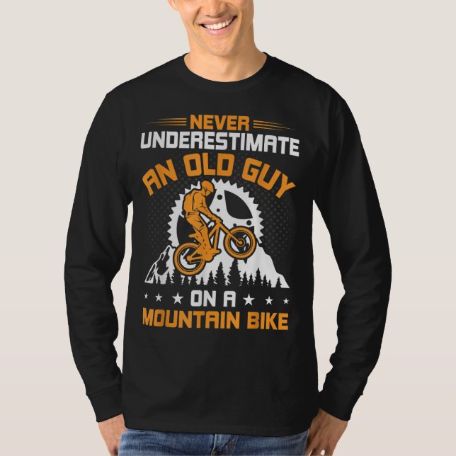 Underskatta aldrig en gammal kille på Mountain Bik T Shirt (Framsida)
