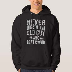 Underskatta aldrig en gammal kille som beter Covid Hoodie