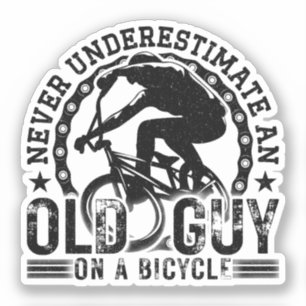 Underskatta aldrig en gammal kille som cyklar Älsk Klistermärken