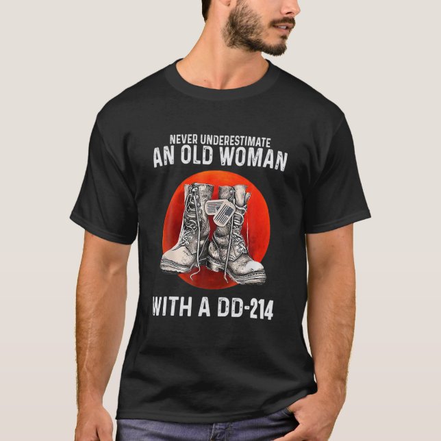 Underskatta aldrig en gammal kvinna med DD-214-Rol T Shirt (Framsida)