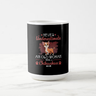 Underskatta aldrig en gammal kvinna med en Chihuah Kaffemugg