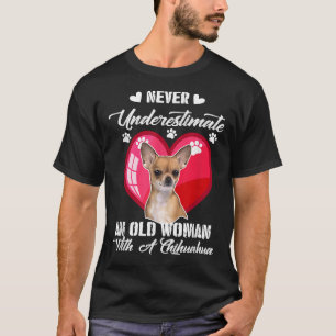 Underskatta aldrig en gammal kvinna med en Chihuah T Shirt