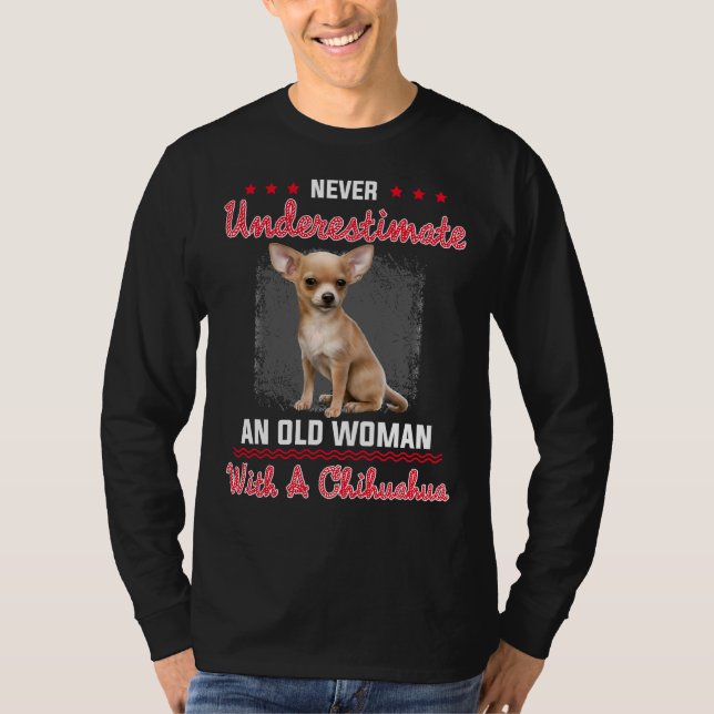 Underskatta aldrig en gammal kvinna med en Chihuah T Shirt (Framsida)