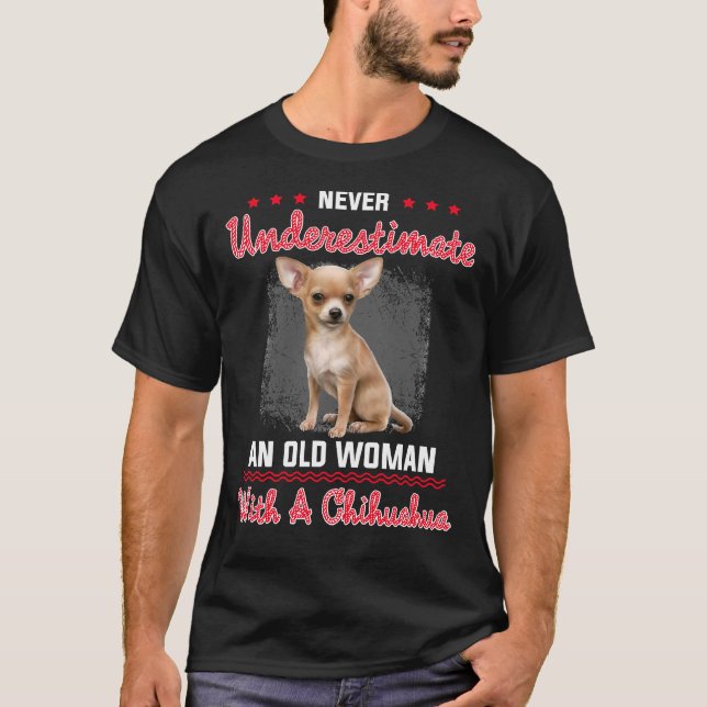 Underskatta aldrig en gammal kvinna med en Chihuah T Shirt (Framsida)