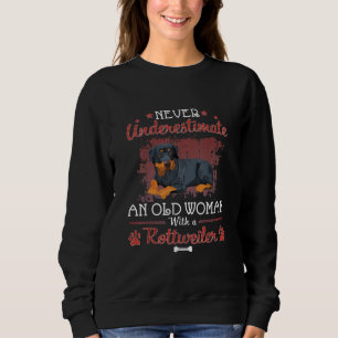 Underskatta aldrig en gammal kvinna med en rotweil t shirt