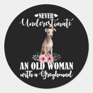 Underskatta aldrig en gammal kvinna med Greyhound Runt Klistermärke