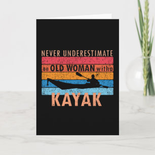 Underskatta aldrig en gammal kvinna med Kayak Kort