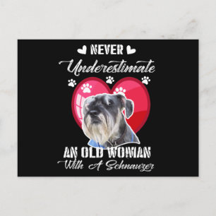 Underskatta aldrig en gammal kvinna med schnauzer vykort