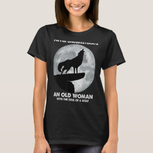 Underskatta aldrig en gammal kvinna med själen t shirt