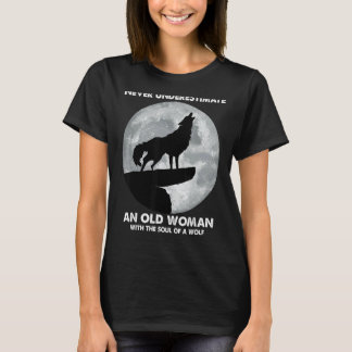 Underskatta aldrig en gammal kvinna med själen t shirt