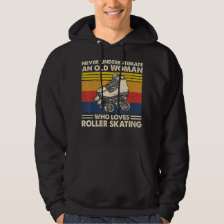 Underskatta aldrig en gammal kvinna på en cikycleu hoodie