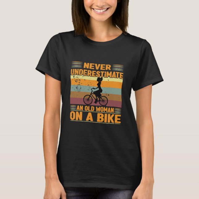 Underskatta aldrig en gammal kvinna på en cykel t shirt (Framsida)