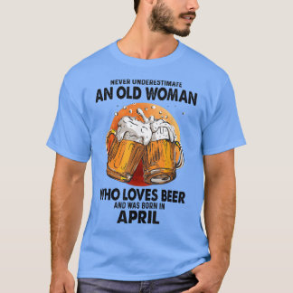 Underskatta aldrig en gammal kvinna som Kärlek är T Shirt