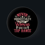 Underskatta aldrig en gammal kvinna - Tap Dancing  Knapp<br><div class="desc">Underskatta aldrig en gammal kvinna - Tap Dancing Tap Dance Lov</div>