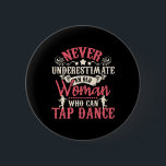 Underskatta aldrig en gammal kvinna - Tap Dancing  Knapp<br><div class="desc">Underskatta aldrig en gammal kvinna - Tap Dancing Tap Dance Lov</div>