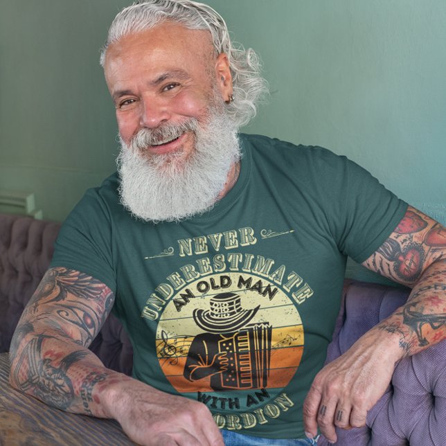 Underskatta aldrig en gammal man - akcordion t shirt (Skapare uppladdad)