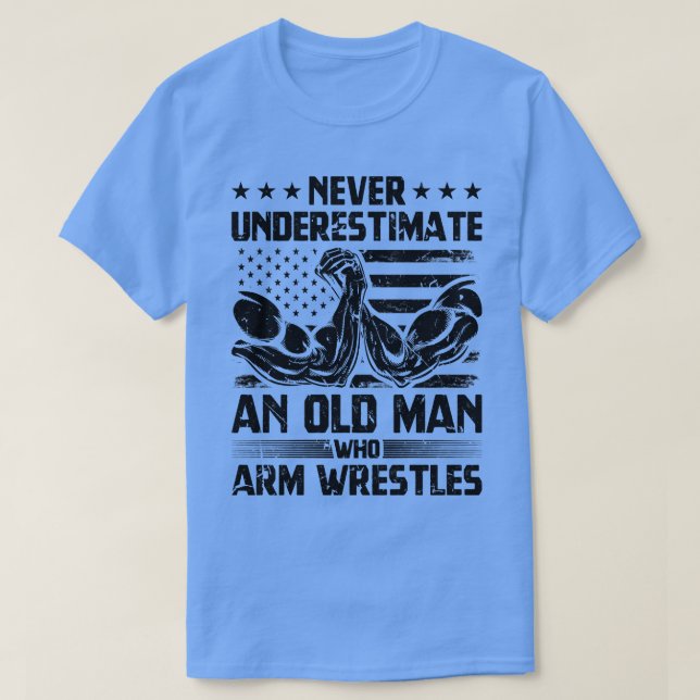 Underskatta aldrig en gammal man Arm brottle T Shirt (Design framsida)