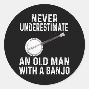 Underskatta aldrig en gammal man banjo för Banjo Runt Klistermärke