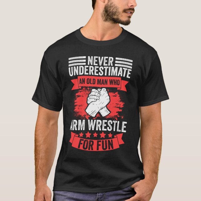 Underskatta aldrig en gammal man från Arm. T Shirt (Framsida)
