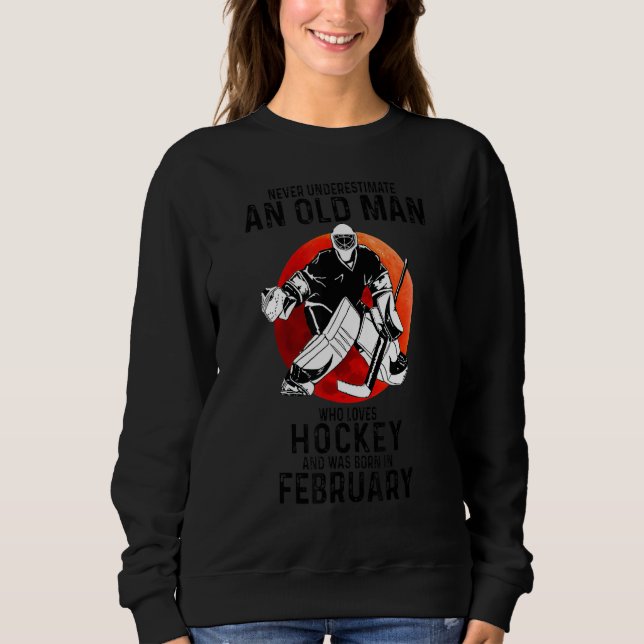 Underskatta aldrig en gammal man från februari som t shirt (Framsida)