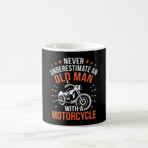 Underskatta aldrig en gammal man-funn motorcykel kaffemugg