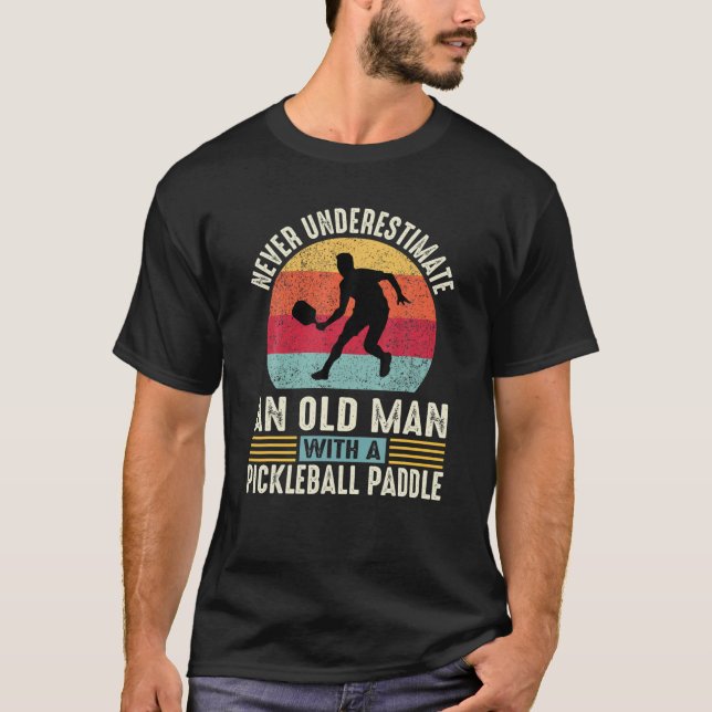 Underskatta aldrig en gammal man-funny Pickleball  T Shirt (Framsida)