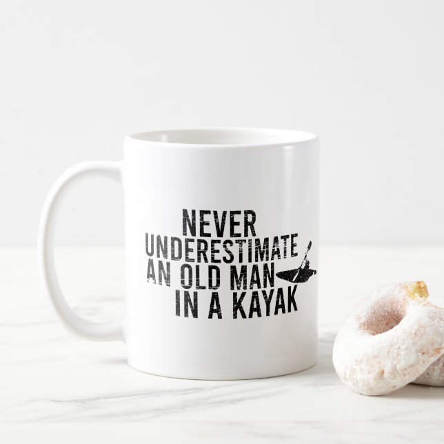 Underskatta aldrig en gammal man i Kayak Kaffemugg (Med munk)