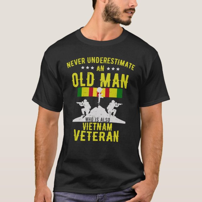 Underskatta aldrig en gammal man i Vietnam Veteran T Shirt (Framsida)
