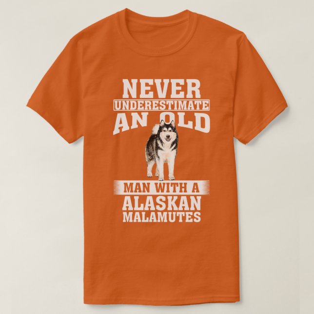 Underskatta aldrig en gammal man med Alaska Malamu T Shirt (Design framsida)