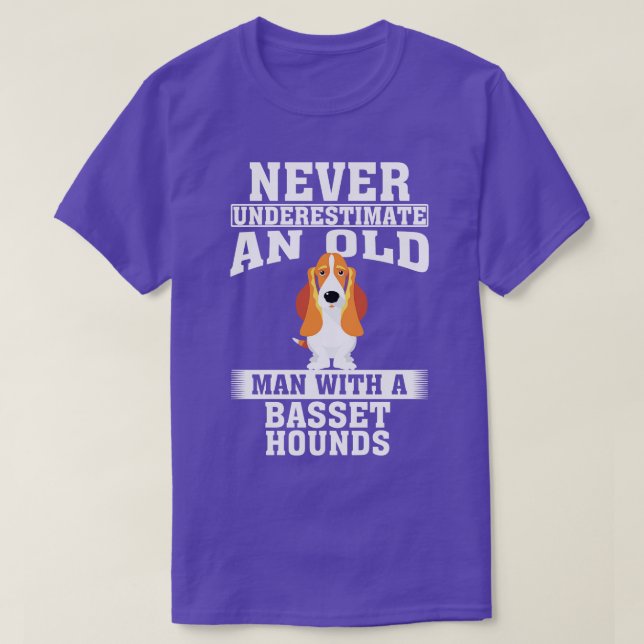 Underskatta aldrig en gammal man med Basset Hounds T Shirt (Design framsida)