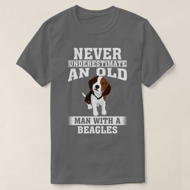 Underskatta aldrig en gammal man med Beagles T Shirt (Design framsida)