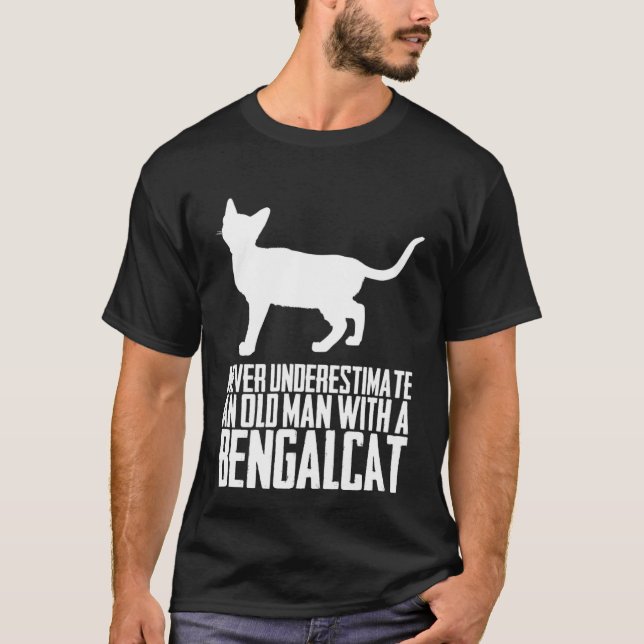 Underskatta aldrig en gammal man med bengalcat t shirt (Framsida)